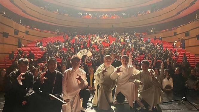 德云社温州专场结束，演员晒观众席照引热议，德云社演员很真实