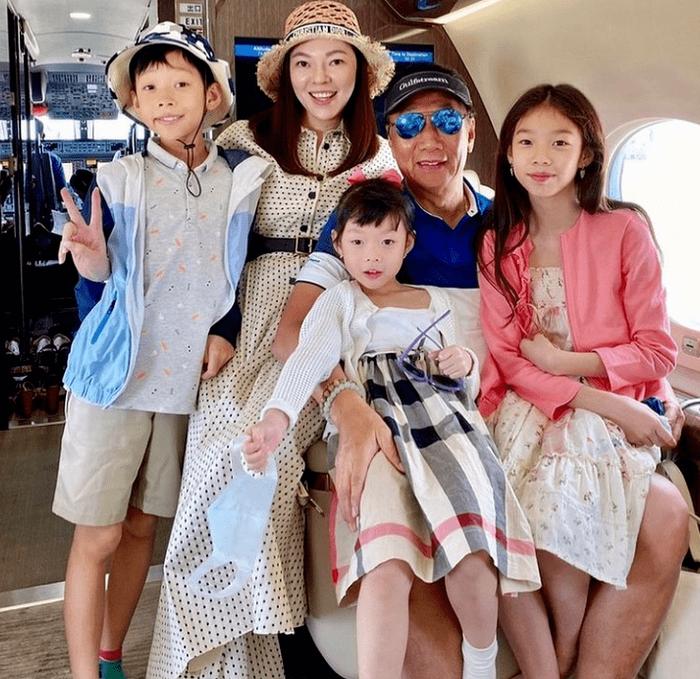 阔太曾馨莹大女儿罕出镜，与妈妈扎同款马尾辫，五官精致颜值出众