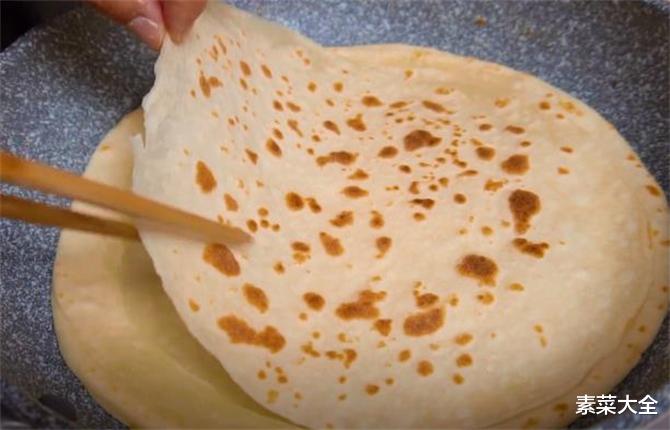 大葱|教你快速烙饼,1次性烙5张,张张松软劲道,刷酱卷大葱真过瘾