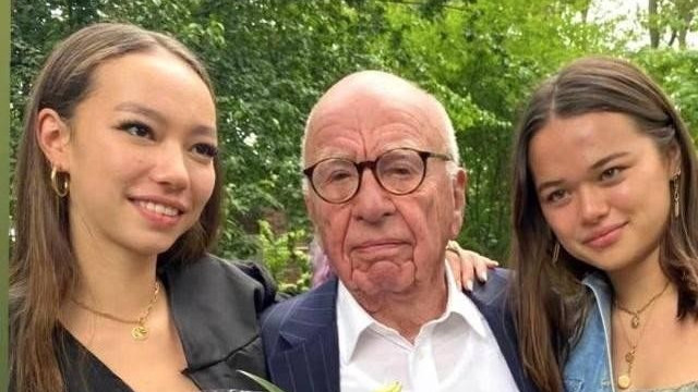 邓文迪俩混血女儿：默多克70多岁的老来女，妹妹长相高级完胜姐姐