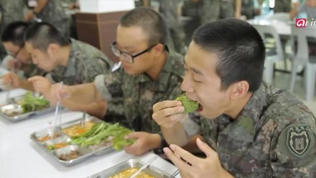 |扛着粮食坐飞机：韩国人，为何快吃不起大米了？