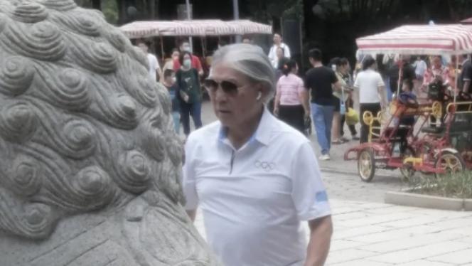 霍震霆|霍震霆现身天后宫，满头白发大肚腩抢镜，出门不带保镖十分低调