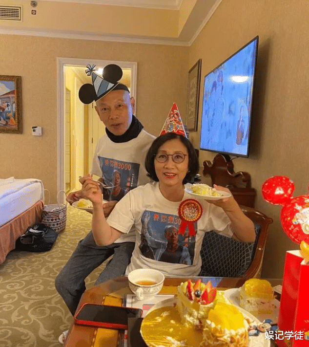 76岁罗家英穿羽绒服现身内地医院，身材暴瘦憔悴，手拿病历状态差