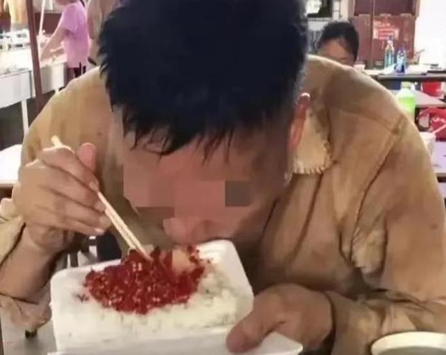 辣椒酱|农民工花4元钱买两盒白饭,吃完店家6元一瓶辣椒酱被收10元不满!