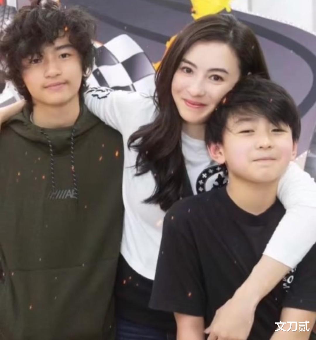 谢霆锋带大儿子澳洲度假,Lucas酷似爸爸,父子俩身高相差无几