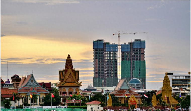 中华小姐回应牙齿被拔光,穿赵露思同款衣服摆拍,耳朵被割戴义耳