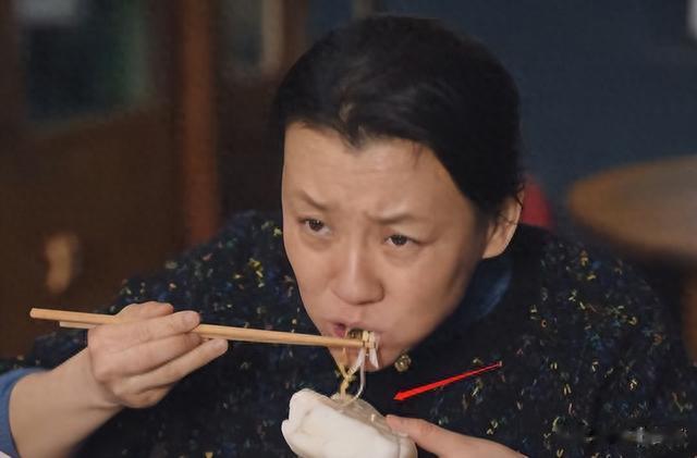 不会吃饭就别吃!看完刘琳的大葱蘸酱,那些“假吃”女星脸不疼吗