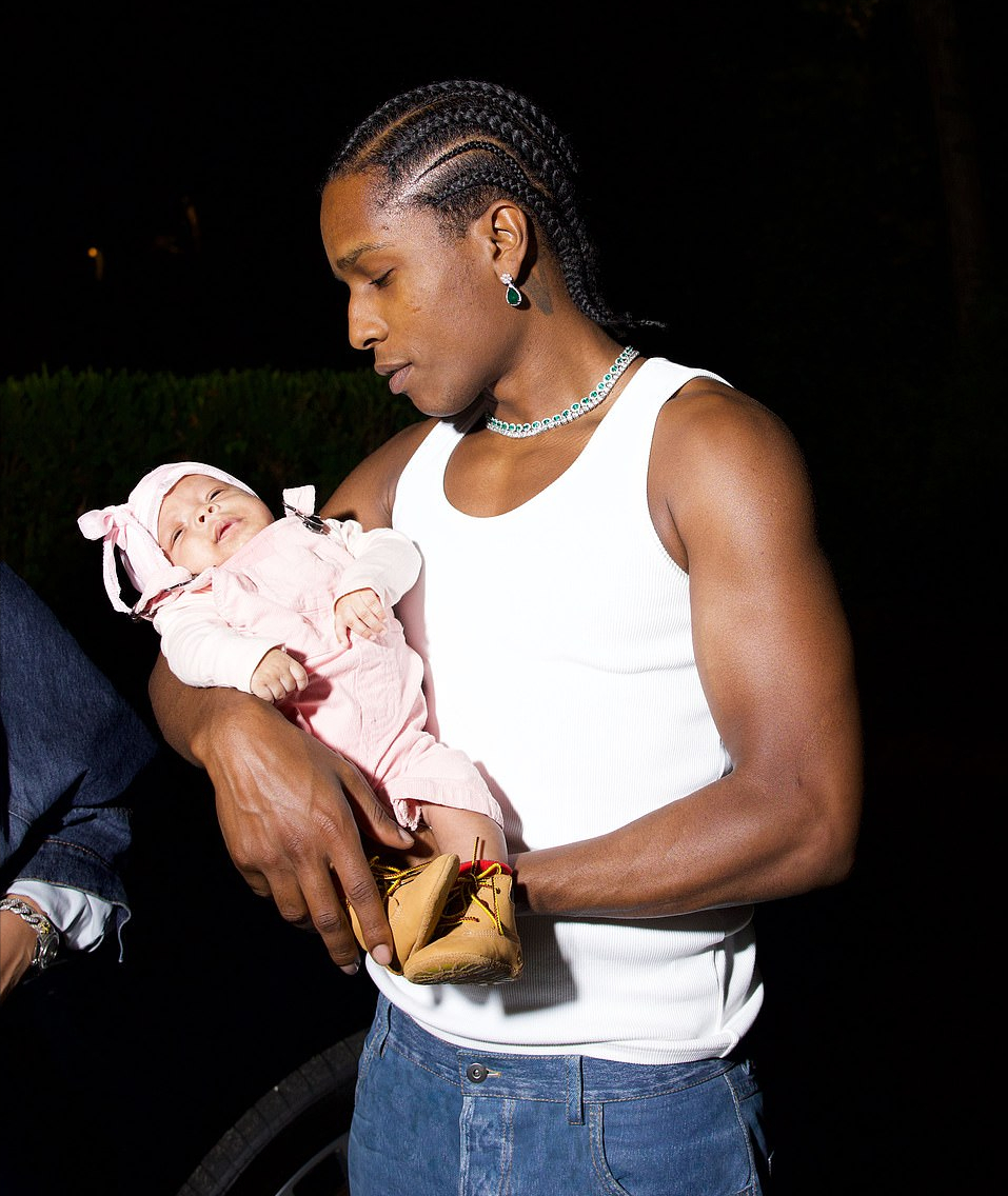 蕾哈娜二胎产后首次亮相!一家四口首次亮相,二胎小儿子正脸来了