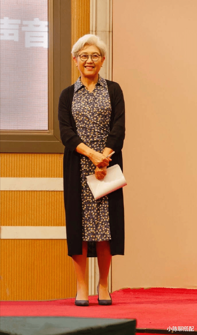 71岁“最美外交官”傅莹,一头白发配旗袍优雅大气,尽显东方之美