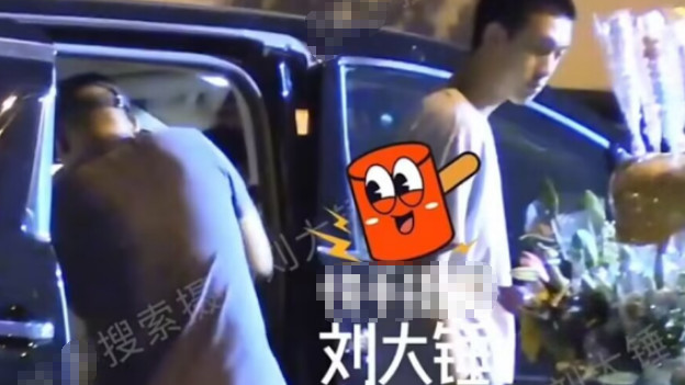 姜文父子吃韩餐，14岁姜次郎身高超爸爸，路遇老奶奶卖花照顾生意