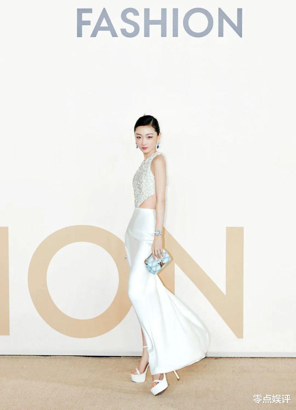 周冬雨张子枫红毯造型尴尬：想性感露了个寂寞，童星别穿大人衣服
