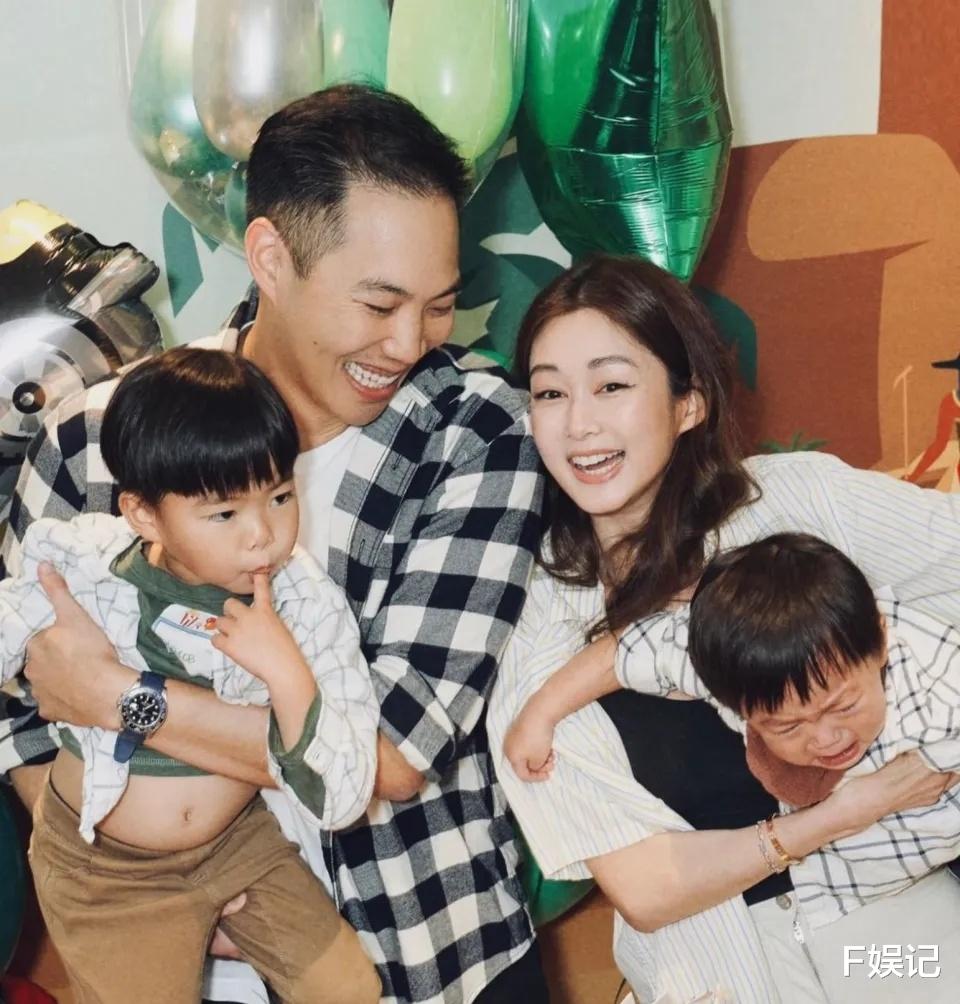 岑丽香|岑丽香一家在家为小儿子庆祝2岁生日 一家四口拍下开心全家福