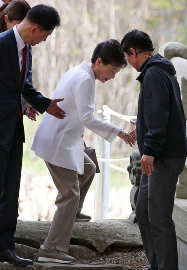 看71岁朴槿惠发现：女人上了年纪，发要盘、妆要淡，减龄还显气质