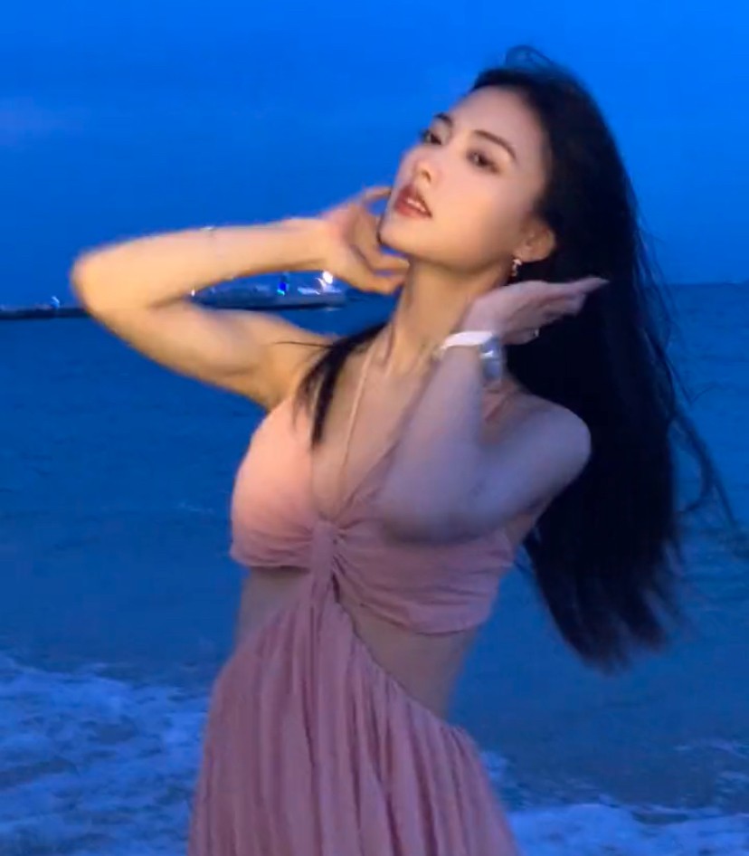 流行网红脸vs高级美人脸：当赵露思撞上00后辣妈，简直是降维打击