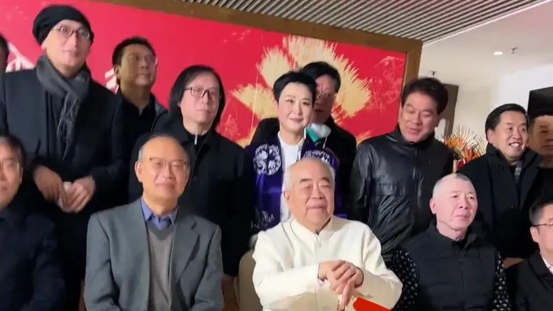 范曾|大师范曾举行画展，门口拉人墙，有邀请函也只能站那看直播