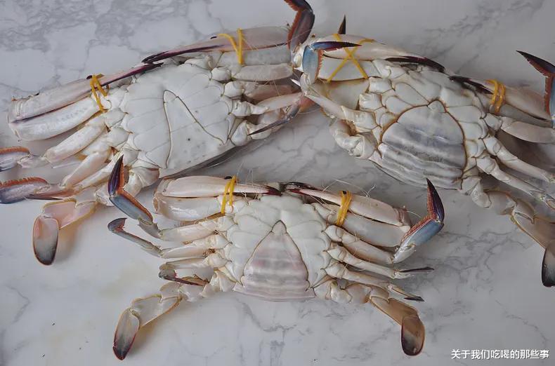 |买螃蟹，公蟹和母蟹区别大！牢记3买3不买，螃蟹个个新鲜顶盖肥