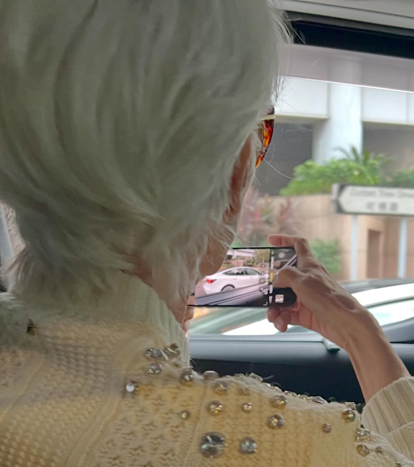 马斯克老妈在香港拍拍拍！钻石毛衣配皮裤好时髦好嫩，当游客好嗨