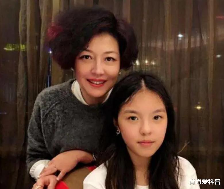 哈文|回顾：李咏病逝4年后，遗孀哈文深夜发文晒喜讯，网友：恭喜