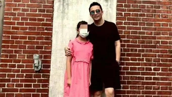 汪小菲女儿发育明显，含胸驼背没穿小背心，网友吐槽大S对孩子不上心，不配做妈