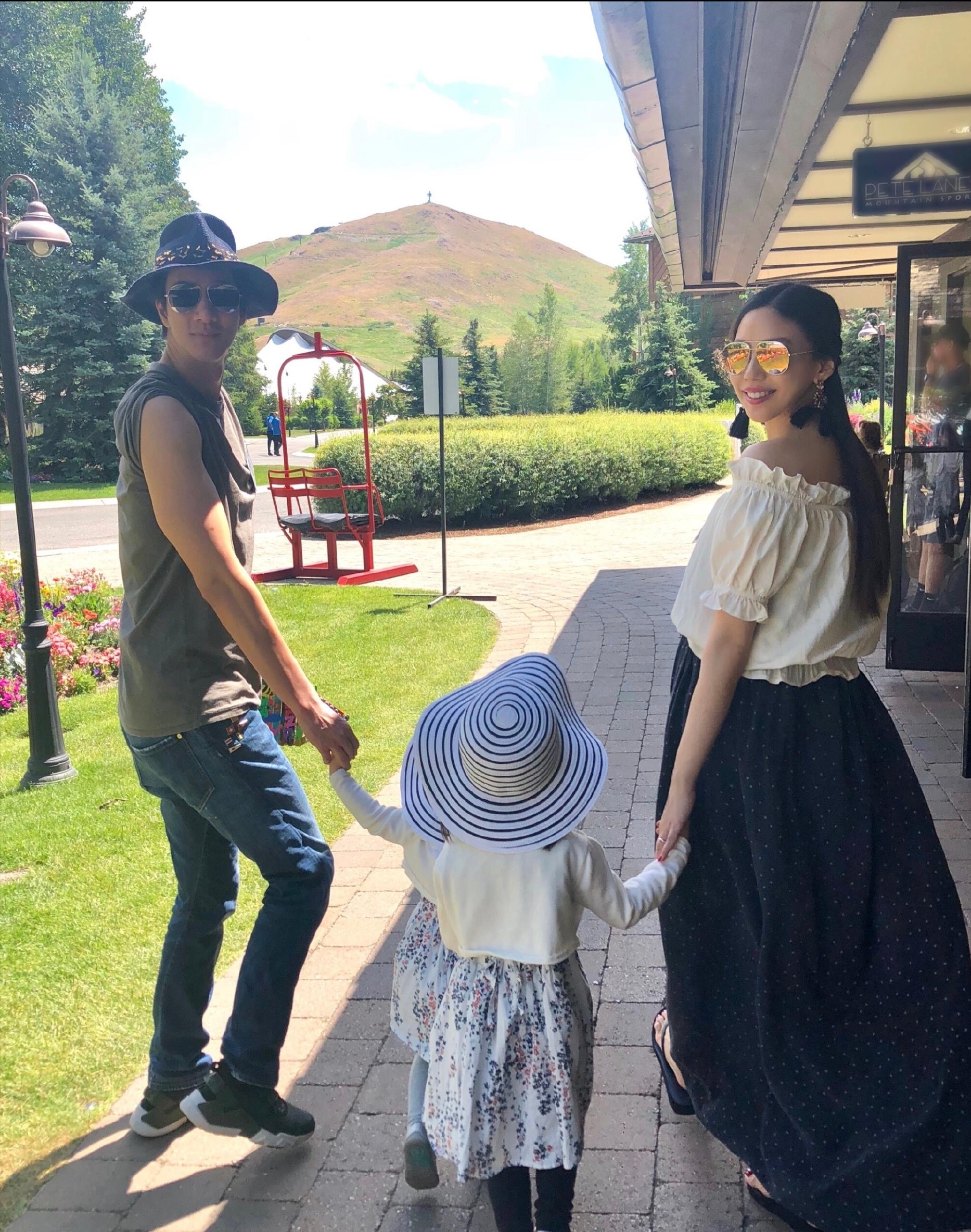 王力宏|王力宏与李靓蕾离婚后首次同框，男方满头白发苍老明显，女方神态冷漠