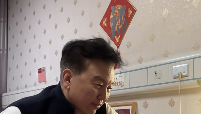 张泽群公开母亲去世画面，在病床前亲吻母亲额头，微笑送别惹泪目