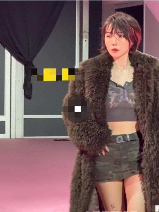 33岁歌手刘恋时装周走秀“大翻车”，腿粗被指“大象腿”，太难看