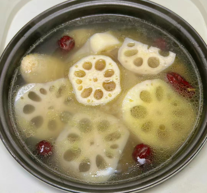 天冷了，不管有钱没钱，常给家人喝这汤，滋补气血，脸色更红润