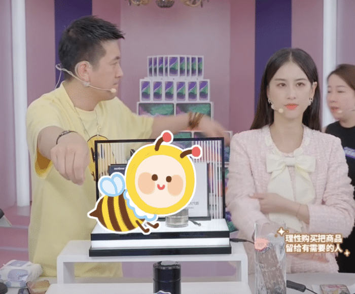 黄圣依|黄圣依久违秀恩爱,杨子为老婆扫雪显卑微,获对方喂食得意洋洋