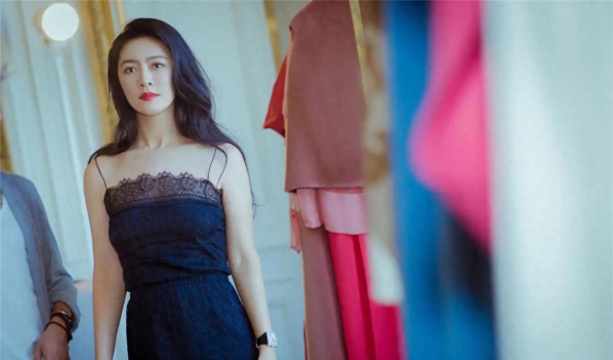 初恋陆毅，痴爱王志文，富豪老公入狱去世后，她竟拿130亿笑活下去