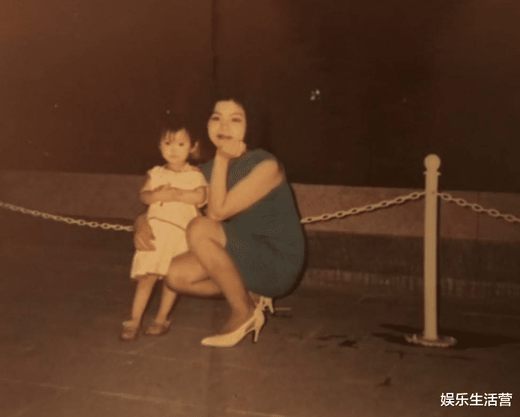 毛晓彤|毛晓彤为妈买百万豪车，一分不给弃养生父，曾被父亲监视威胁要钱