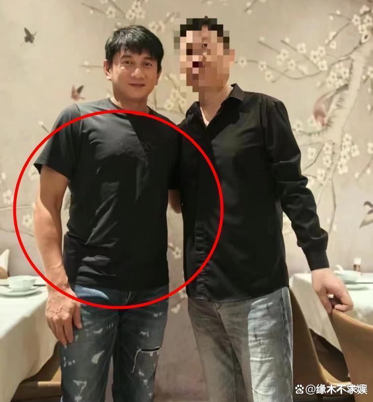 52岁吴奇隆和朋友聚餐,发福明显胖20斤,真人被赞有175cm很高大