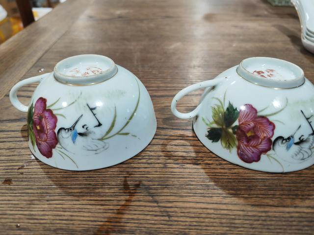 瓷器上的芙蓉花