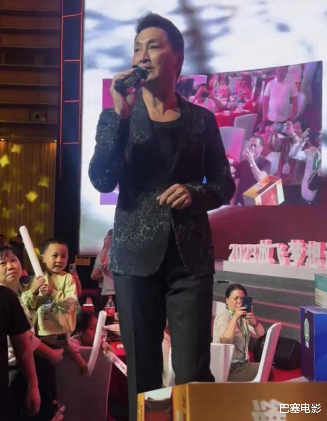 莫妮卡·贝鲁奇|过气演员的窘况：县城忙走穴、直播用怪招，晚节不保，何必呢