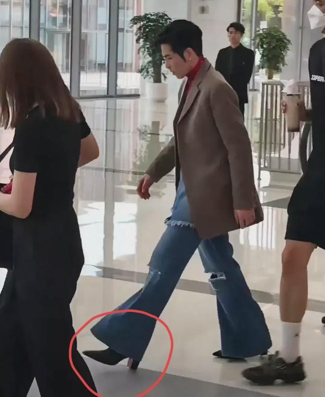 谢霆锋|萧敬腾商演状态吓人，走路踉跄双腿无力，被网友集体要求尿检