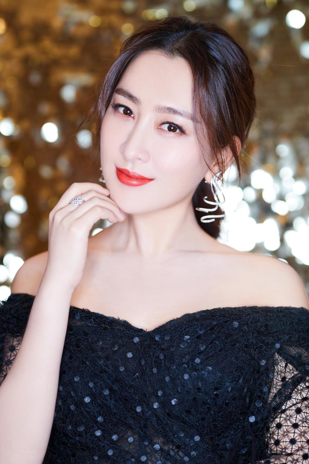 马苏|42岁马苏深夜外出买榴莲！身材姣好显年轻，砍价技巧老练娴熟