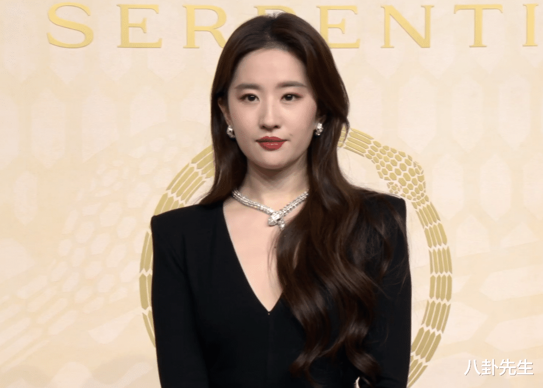 张凌赫|珠宝活动红毯:张嘉倪为秀身材用力过猛,刘亦菲P图前后差距明显