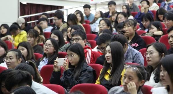 李佳琦|李佳琦进大学招聘美女主播，被前呼后拥地热捧，是谁的悲哀？