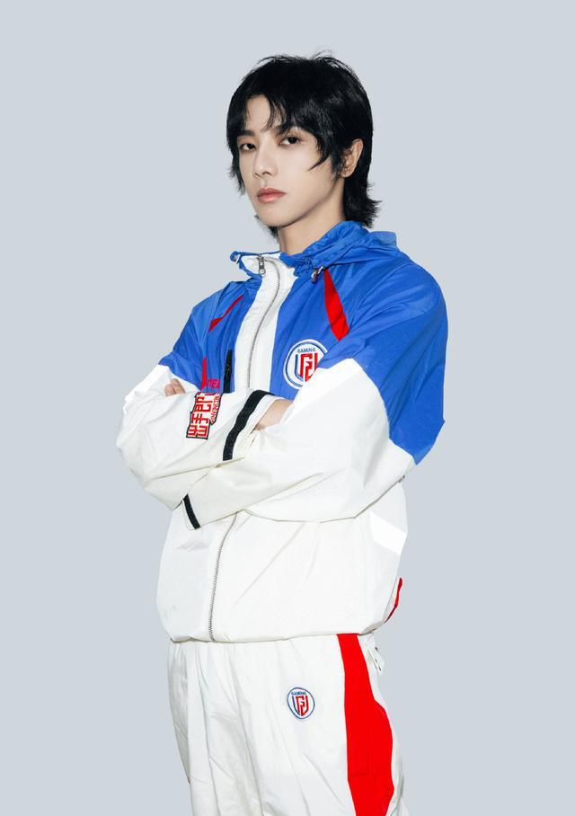 华晨宇|不唱歌,转电竞了?从代言人到青训选手,华晨宇加入LGD有内幕?