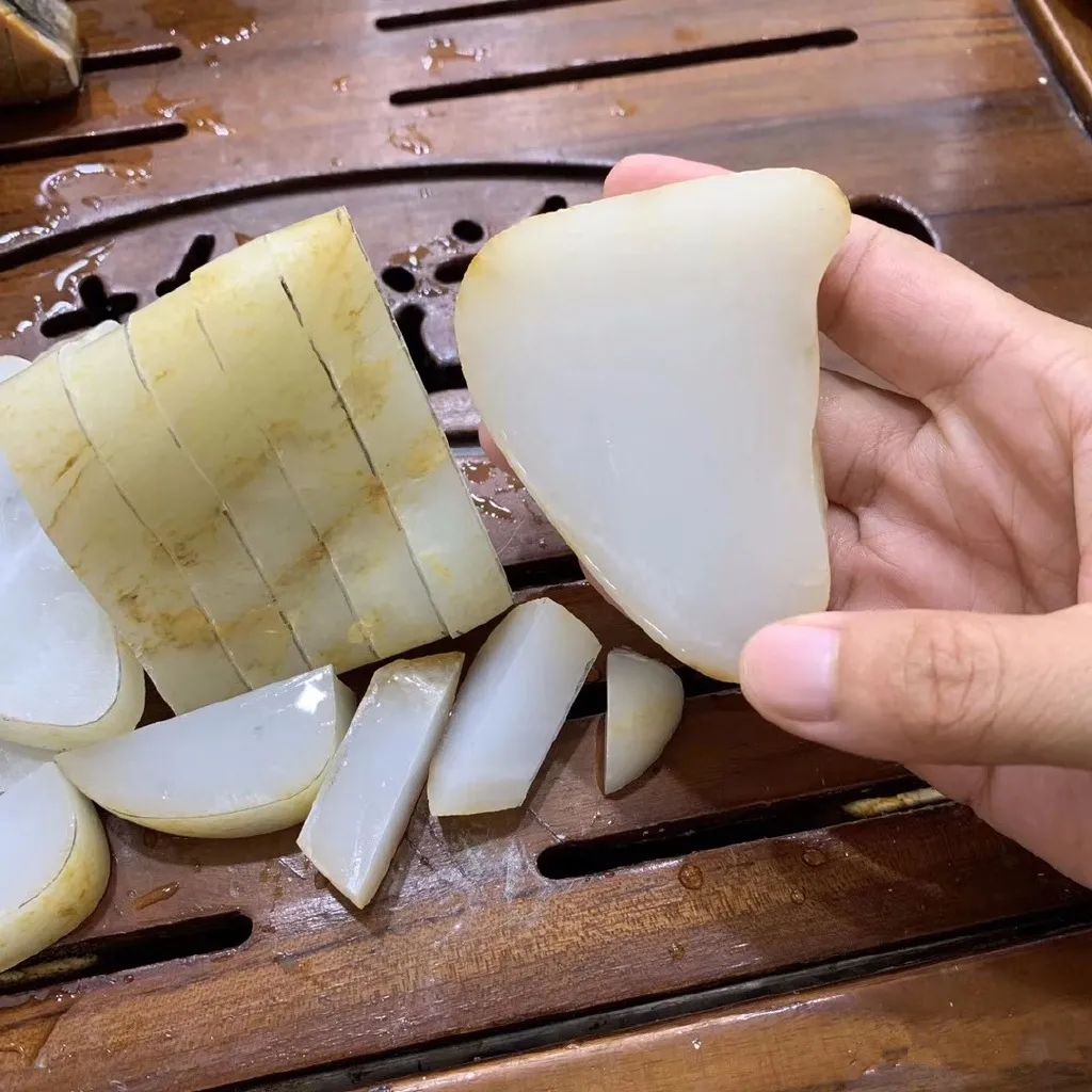 翡翠|白、粉、青、碧、红,2023哪个玉种更受追捧?