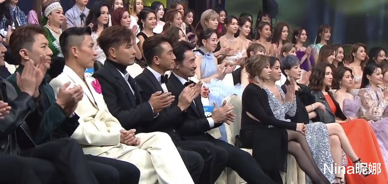 胡定欣|TVB颁奖礼成陪跑!41岁胡定欣穿黑裙坐前排全程黑脸,跷二郎腿不雅观似大姐