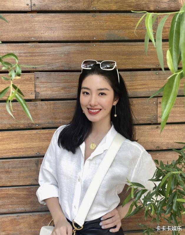 7年过去，再看杨采钰，才发现陈金飞为何不继续帮助刘亦菲！