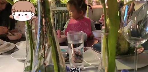 郑恺苗苗带女儿和张馨月母女聚餐，林峯女儿五官立体，姐妹比喝奶