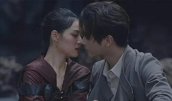 脚踏两只船?33岁男星刚红就塌房!深夜牵手小3岁女星回家过夜