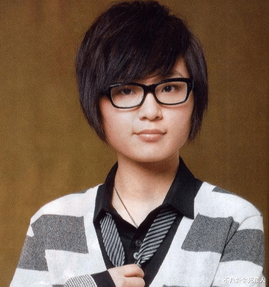 有种尴尬叫周笔畅玩性感,中性风非要露,李宇春也遇同样窘况