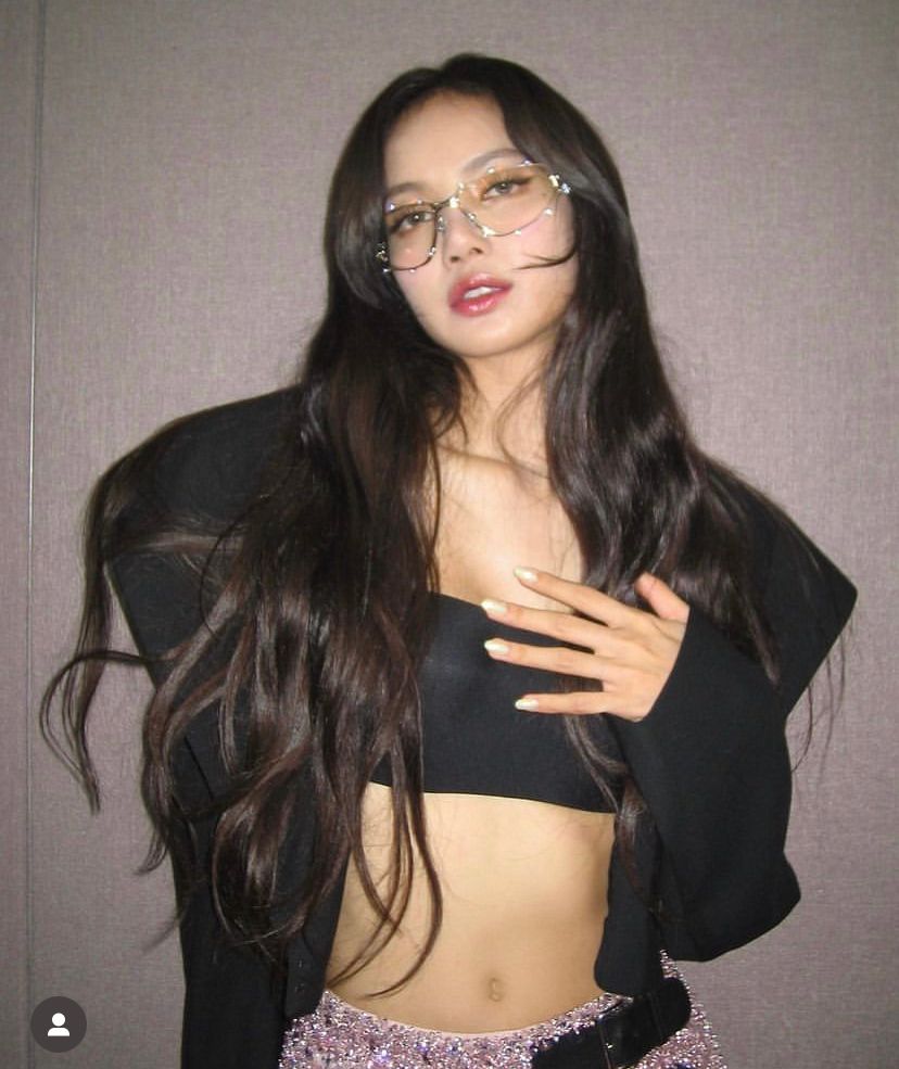 Lisa被扒游艇是自己租的,疑秀了LV三公子的腿,两人在船上被偶遇