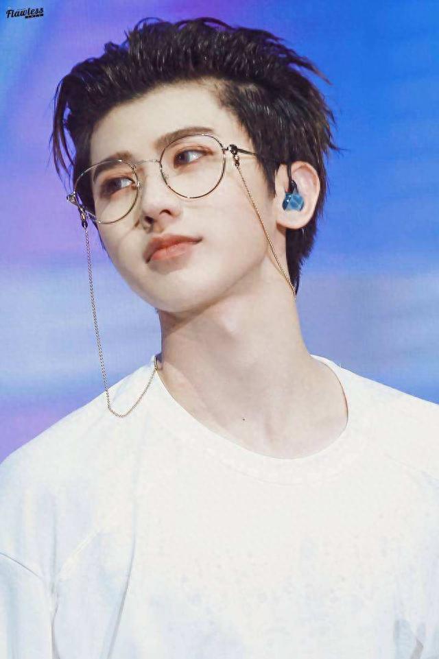 厚颜无耻!一首代表作都没有,却被捧成歌坛顶流,这些小丑羞不羞