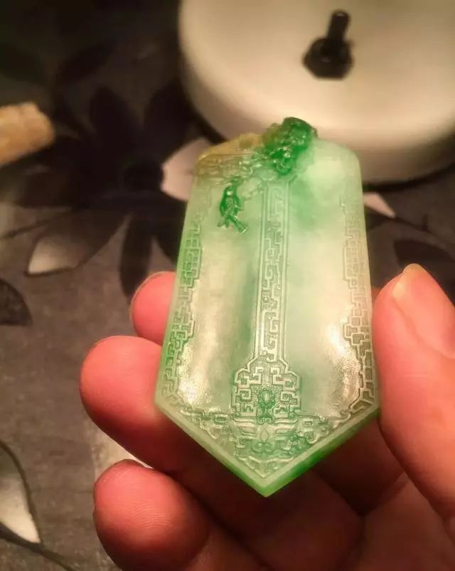 翡翠|一块极品黄夹绿翡翠的创作过程，光看原料就让人心乱神迷！