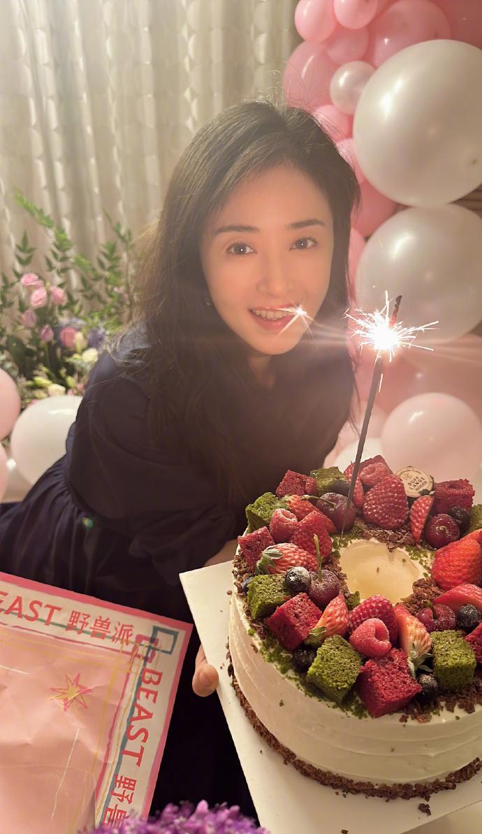 蒋欣|40岁蒋欣晒生日现场照，穿束腰黑裙越来越瘦