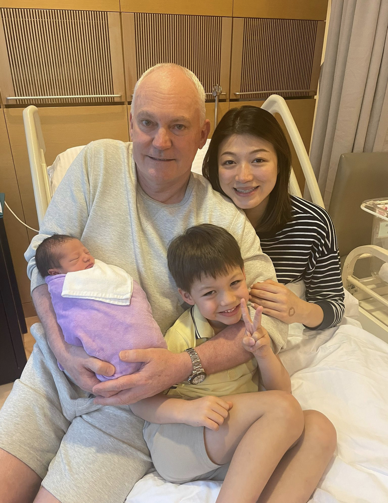 二胎|35岁港姐亚军退圈生二胎,大24岁外籍老公白发秃顶,混血儿太帅气