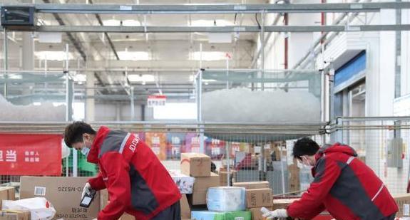 章泽天|刘强东喜迎第三子后回国,曾花3600w给老家修路,如今越来越年轻